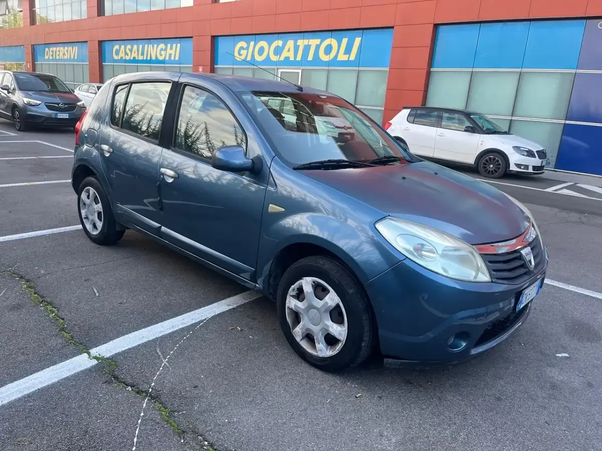 Usata Dacia Sandero Lauréate 76 CV (55 kW) 2009 Blu Berlina