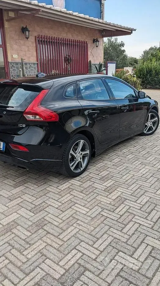Usata Volvo V40 120 CV (88 kW) 2016 Nero Berlina