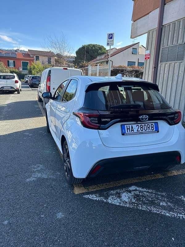 Usata Toyota Yaris Hybrid Trend 90 CV (66 kW) 2022 Bianco Utilitaria