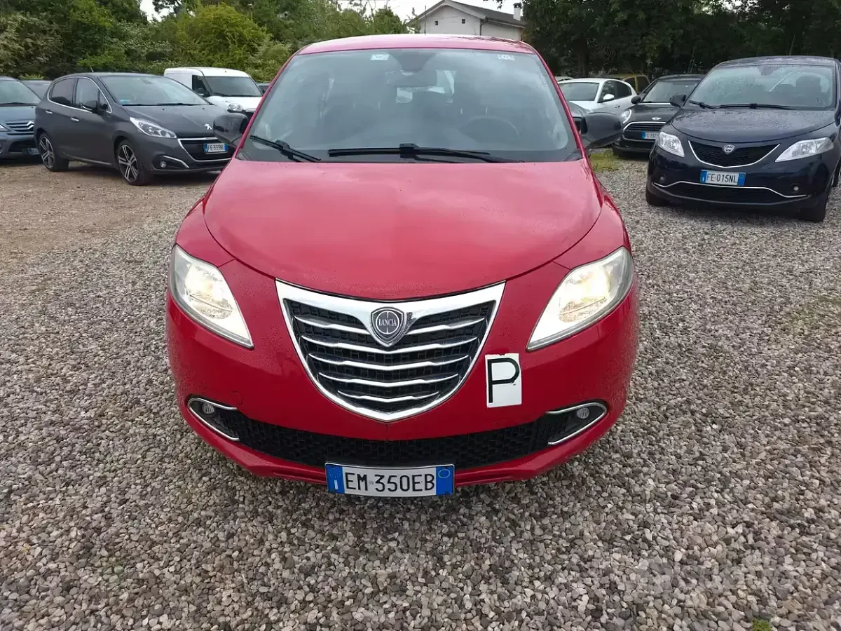 Usata Lancia Ypsilon Gold 69 CV (50 kW) 2012 Rosso Utilitaria
