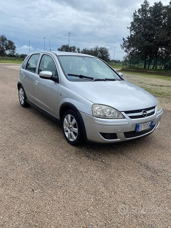 Grigio Usata 2004 Opel Corsa Tre volumi | 1500 € (Buon prezzo) - Immagine 1/4