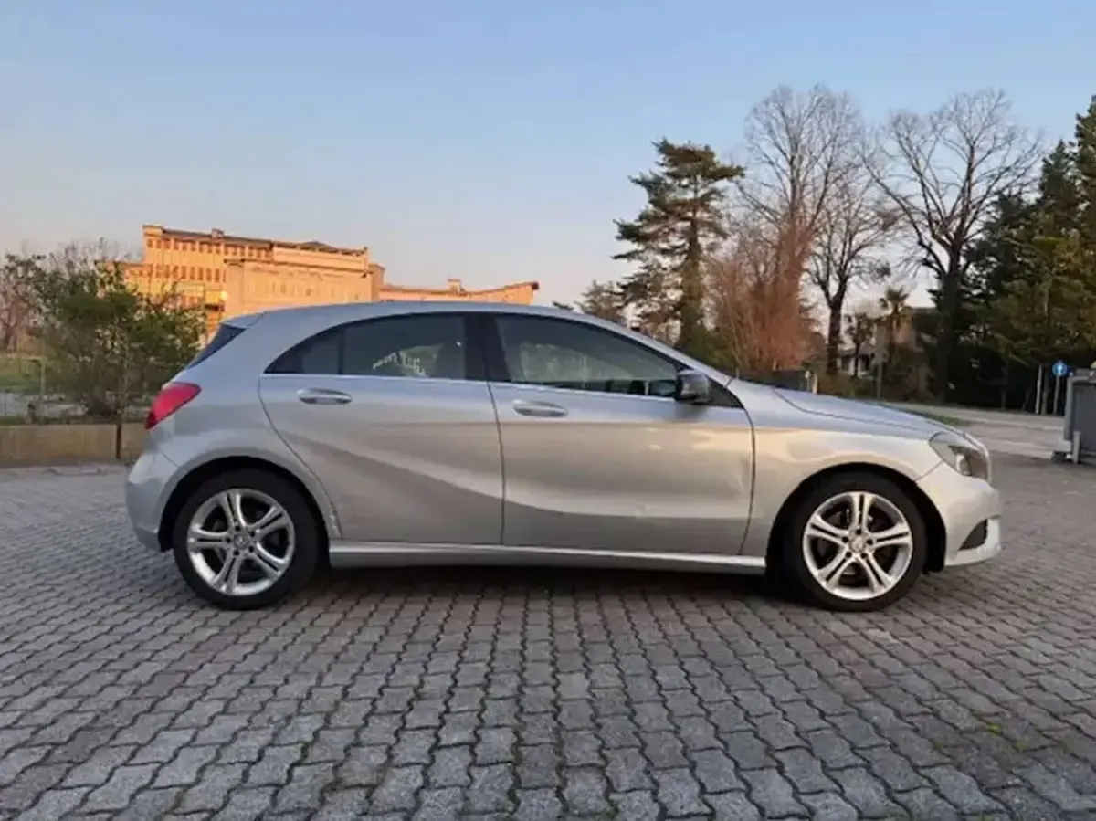 Usata Mercedes A180 122 CV (89 kW) 2014 Grigio Berlina