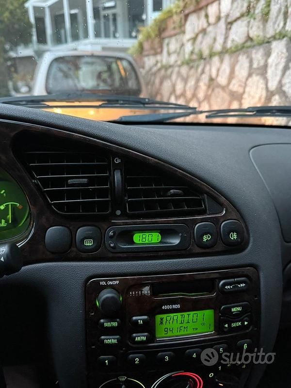 Usata Ford Fiesta Ghia 75 CV (55 kW) 2000 Grigio Utilitaria