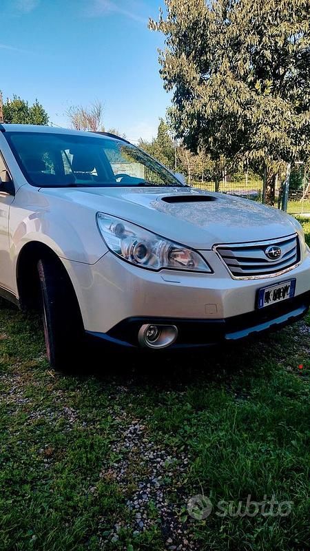 Usata Subaru Outback 150 CV (110 kW) 2011 Bianco SUV