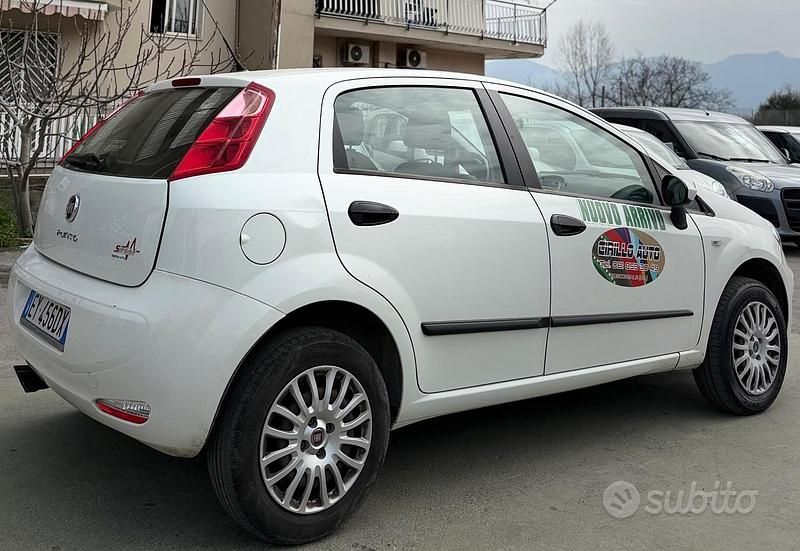 Gebraucht Fiat Punto 77 PS (56 kW) 2015 Weiß Kleinwagen