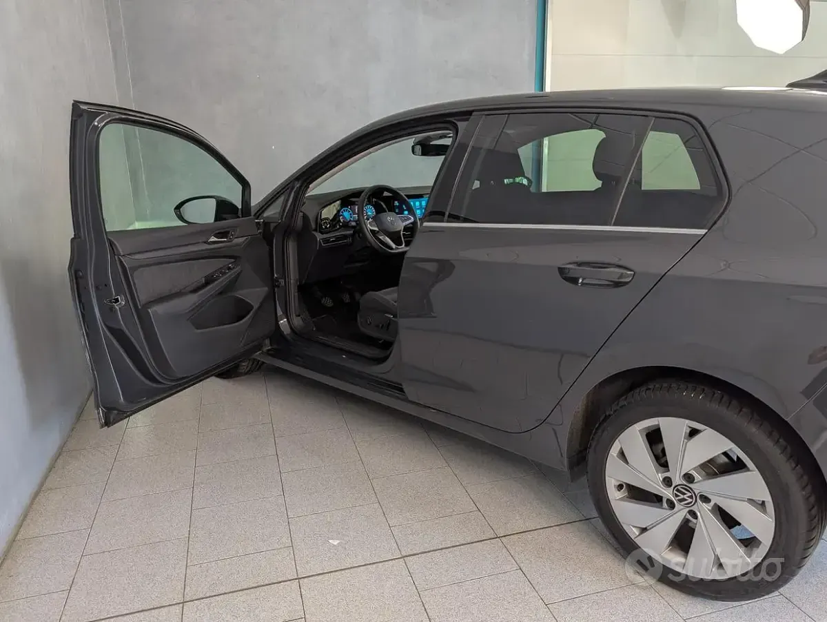 Usata VW Golf VIII Style 131 CV (96 kW) 2024 Grigio Berlina
