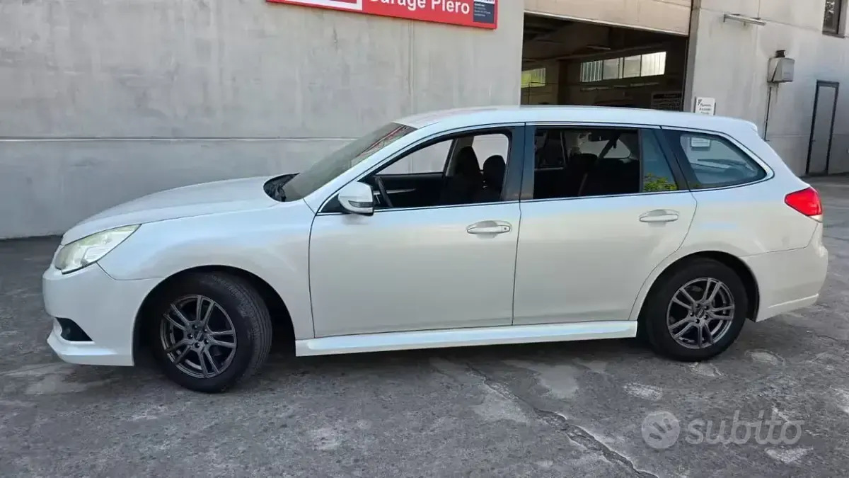 Usata Subaru Legacy Trend 150 CV (110 kW) 2010 Bianco Station wagon