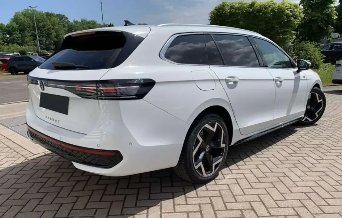 Usata VW Passat R-line 150 CV (110 kW) 2025 Bianco Station wagon