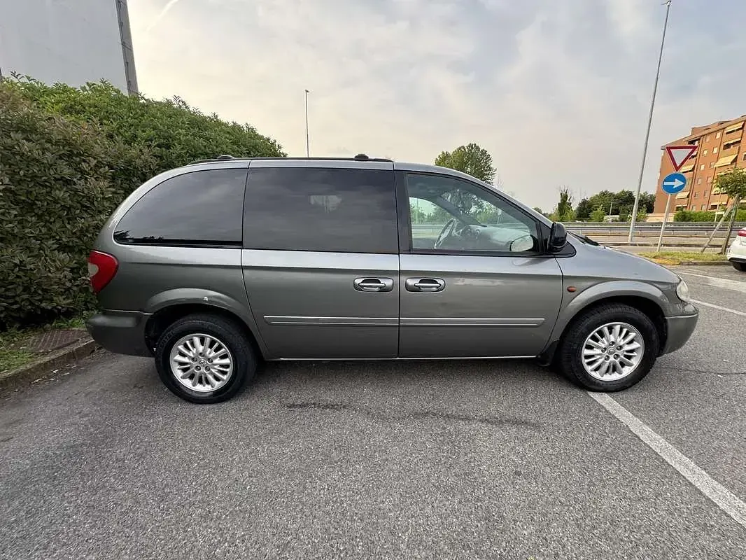 Usata Chrysler Voyager 150 CV (110 kW) 2007 Argento Monovolume