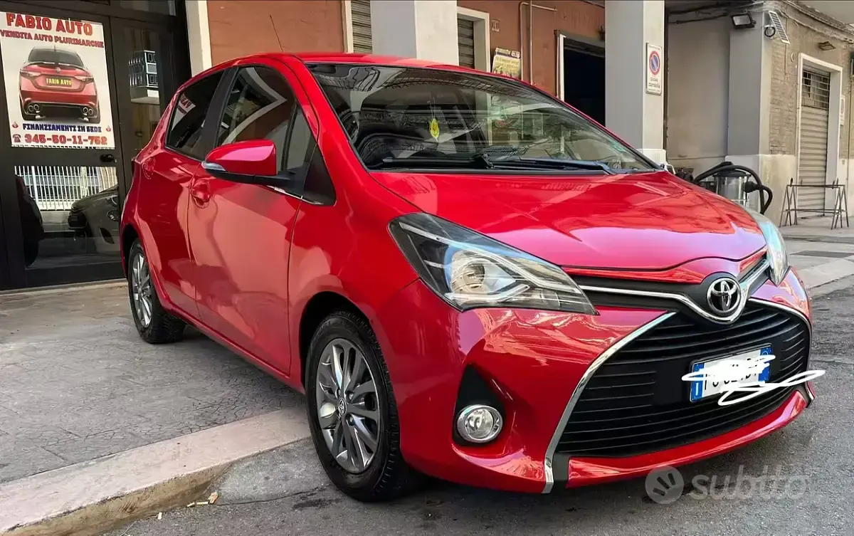 Usata Toyota Yaris Lounge 69 CV (50 kW) 2016 Rosso Berlina