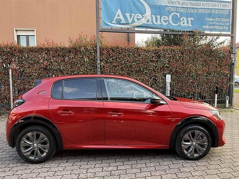 Usata Peugeot e-208 Allure 100 kW (136 CV) 2022 Rosso / metallizzato Utilitaria