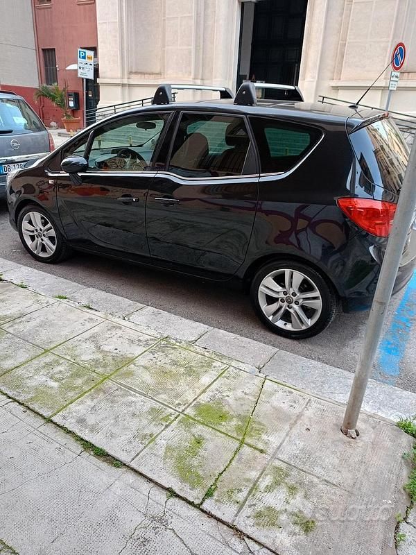 Nero Usata 2015 Opel Meriva Monovolume | 7000 € (Buon prezzo) - Immagine 1/4