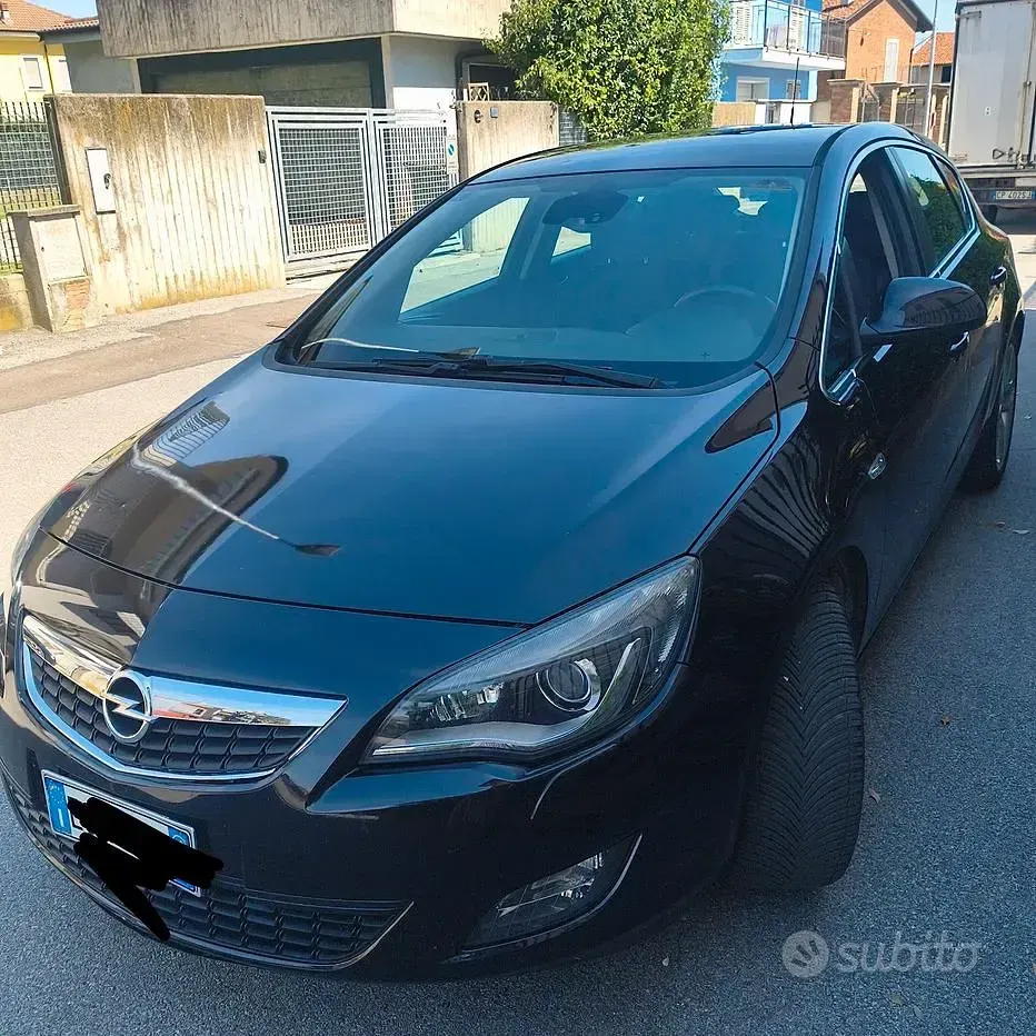 Usata Opel Astra Cosmo 160 CV (117 kW) 2010 Nero Berlina