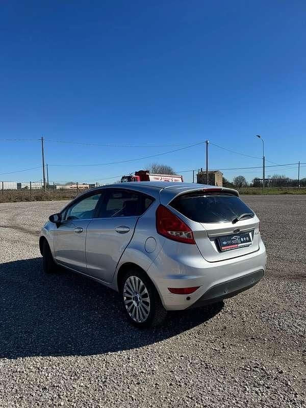 Usata Ford Fiesta Titanium 60 CV (44 kW) 2009 Grigio Utilitaria