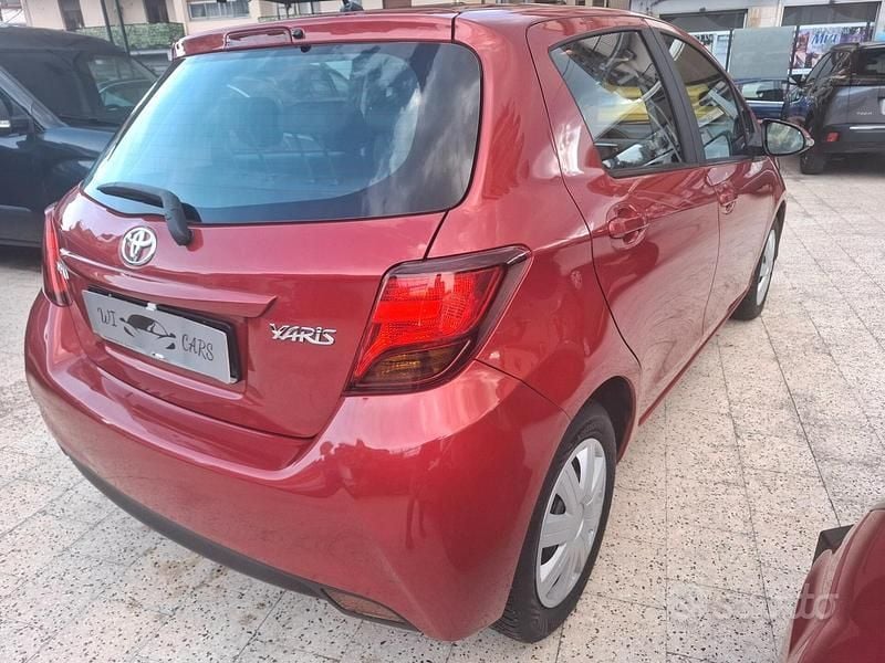 Usata Toyota Yaris Lounge 69 CV (50 kW) 2016 Rosso Berlina