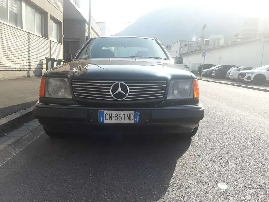 Usata Mercedes E230 Sportline 132 CV (97 kW) 1992 Nero Coupé