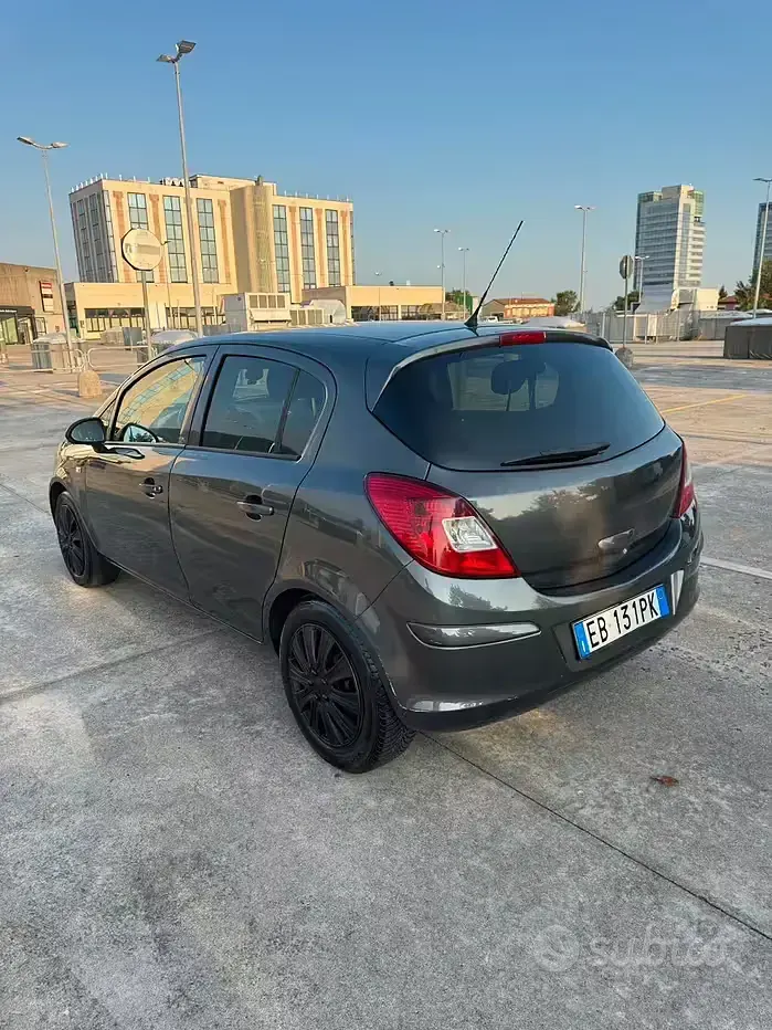 Usata Opel Corsa 85 CV (62 kW) 2010 Nero Utilitaria