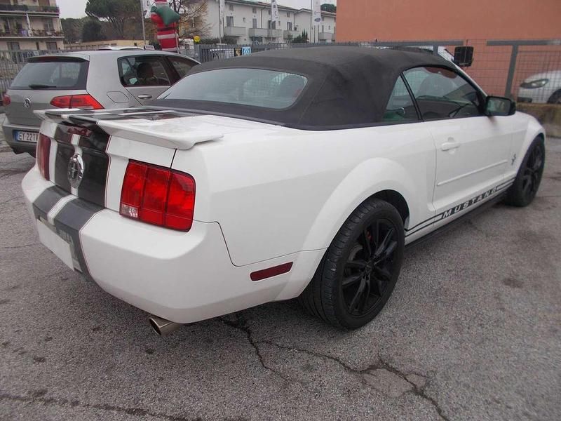 Usata Ford Mustang Convertible 314 CV (230 kW) 2005 Bianco Cabrio