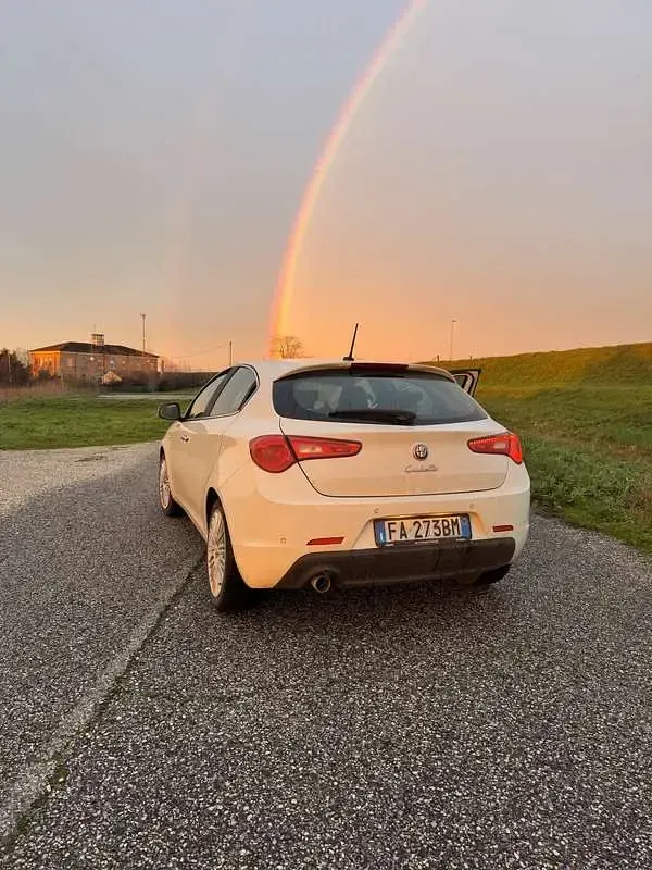 Usata Alfa Romeo Giulietta Exclusive 120 CV (88 kW) 2015 Utilitaria