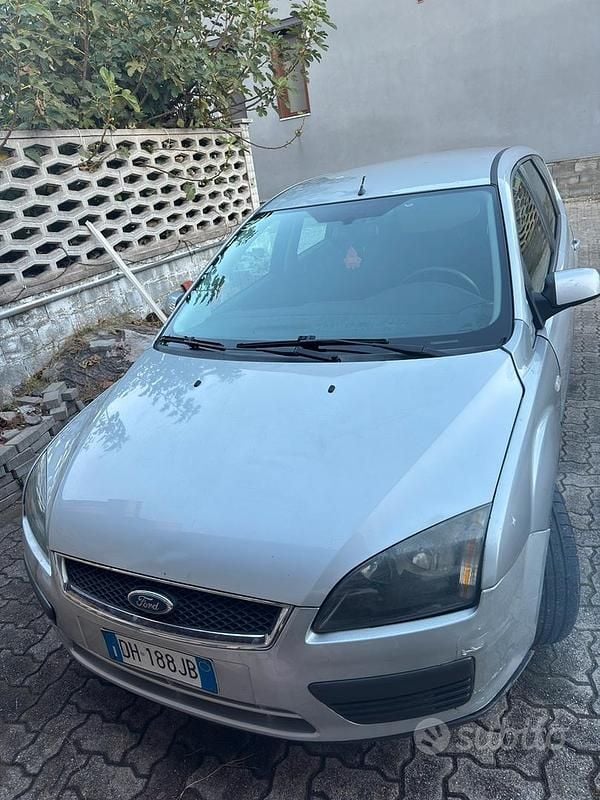 Grigio Usata 2008 Ford Focus Tre volumi | 1000 € (Super prezzo) - Immagine 1/4