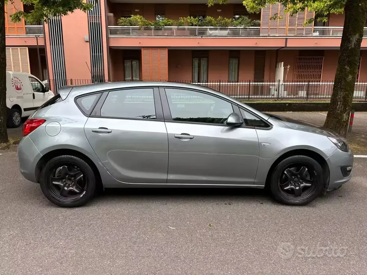 Usata Opel Astra Cosmo 110 CV (80 kW) 2014 Grigio Berlina