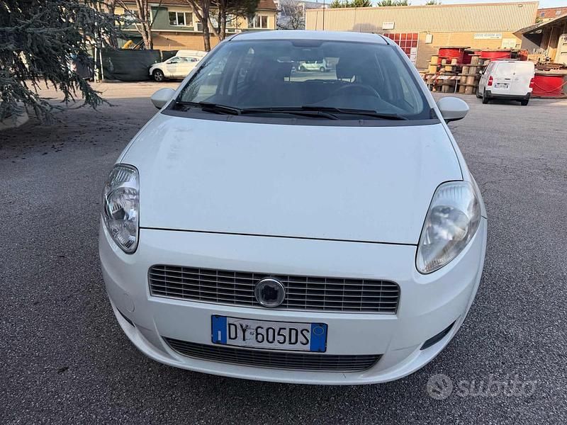 Usata Fiat Grande Punto Dynamic 77 CV (56 kW) 2009 Bianco Utilitaria