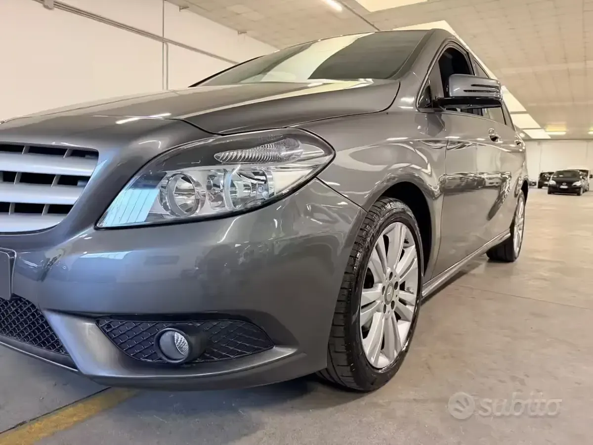 Usata Mercedes B180 Executive 109 CV (80 kW) 2012 Grigio Utilitaria