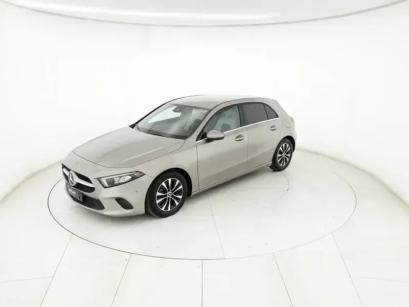 Usata Mercedes A180 Business 116 CV (85 kW) 2021 Argento Berlina