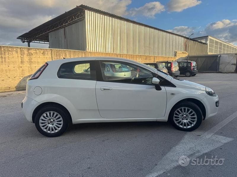 Usata Fiat Punto Evo Dynamic 69 CV (50 kW) 2011 Bianco Utilitaria