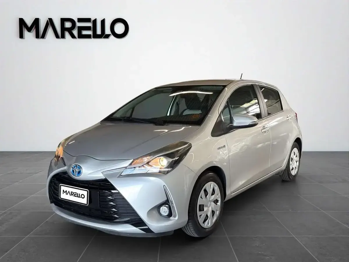 Usata Toyota Yaris Active 101 CV (74 kW) 2017 Grigio alluminio Utilitaria