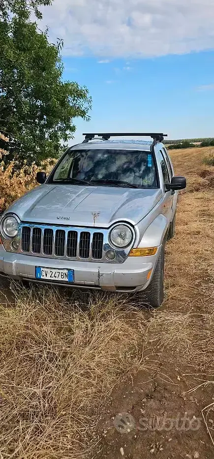 Usata Jeep Cherokee Sport 163 CV (119 kW) 2005 Grigio SUV