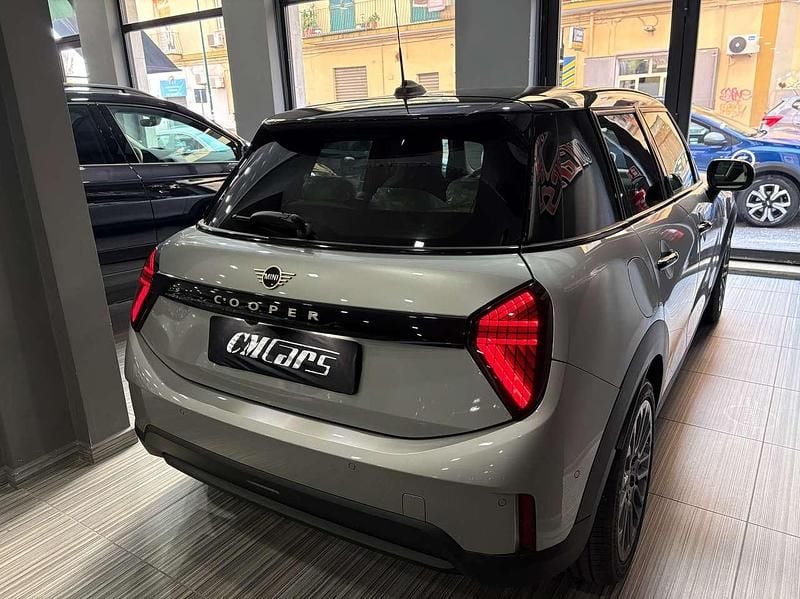 Nuova Mini Cooper Favoured 156 CV (114 kW) 2026 Grigio Utilitaria