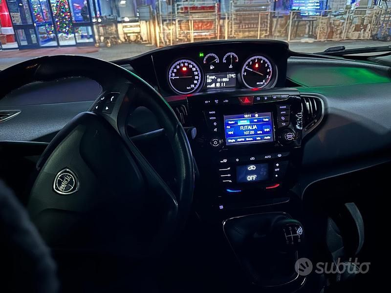 Usata Lancia Ypsilon Silver 69 CV (50 kW) 2016 Blu Utilitaria