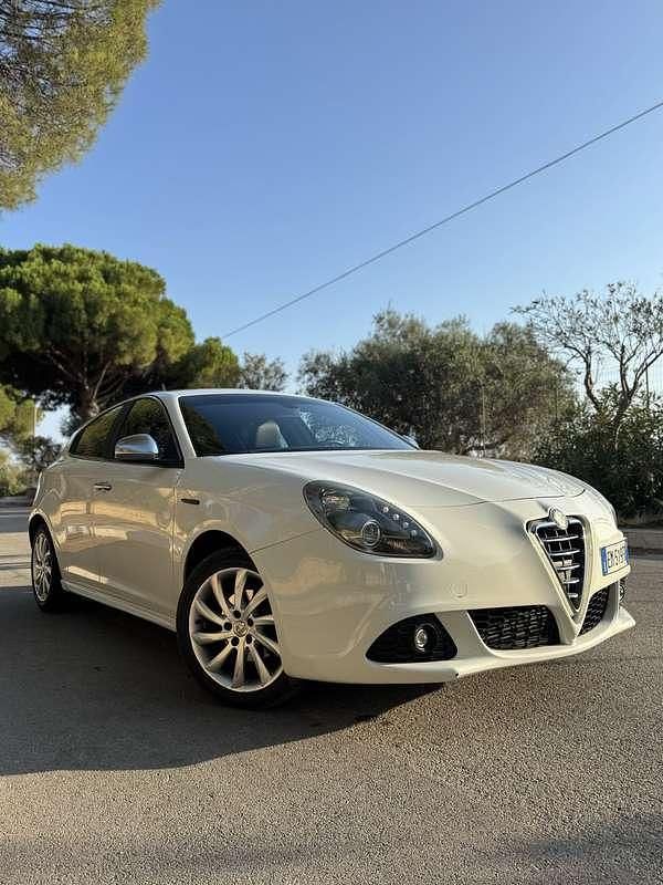 Usata 2012 Alfa Romeo Giulietta Exclusive Due volumi | 8300 € (Cara) - Immagine 1/4