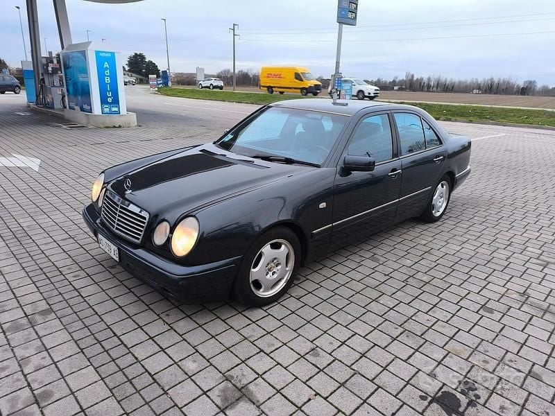 Usata Mercedes E200 Avantgarde 136 CV (100 kW) 1997 Nero Berlina