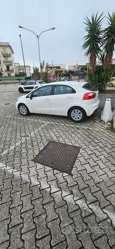 Usata Kia Rio 75 CV (55 kW) 2011 Bianco Berlina