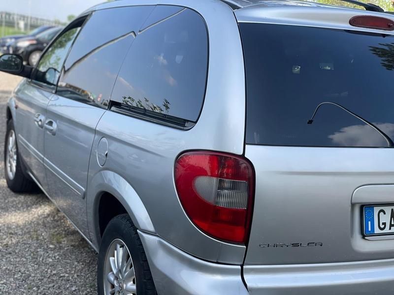 Usata Chrysler Voyager 149 CV (109 kW) 2007 Grigio Monovolume