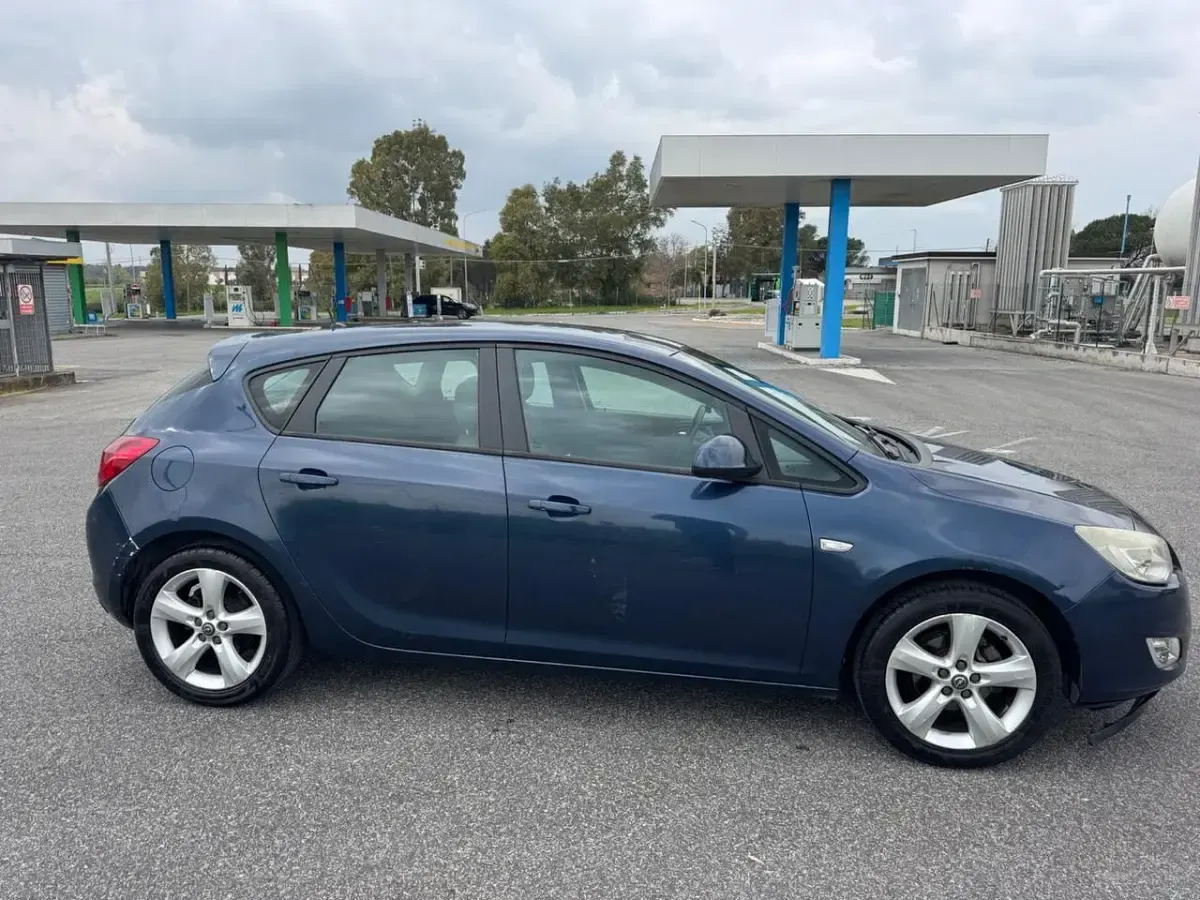Usata Opel Astra 100 CV (73 kW) 2011 Argento Berlina