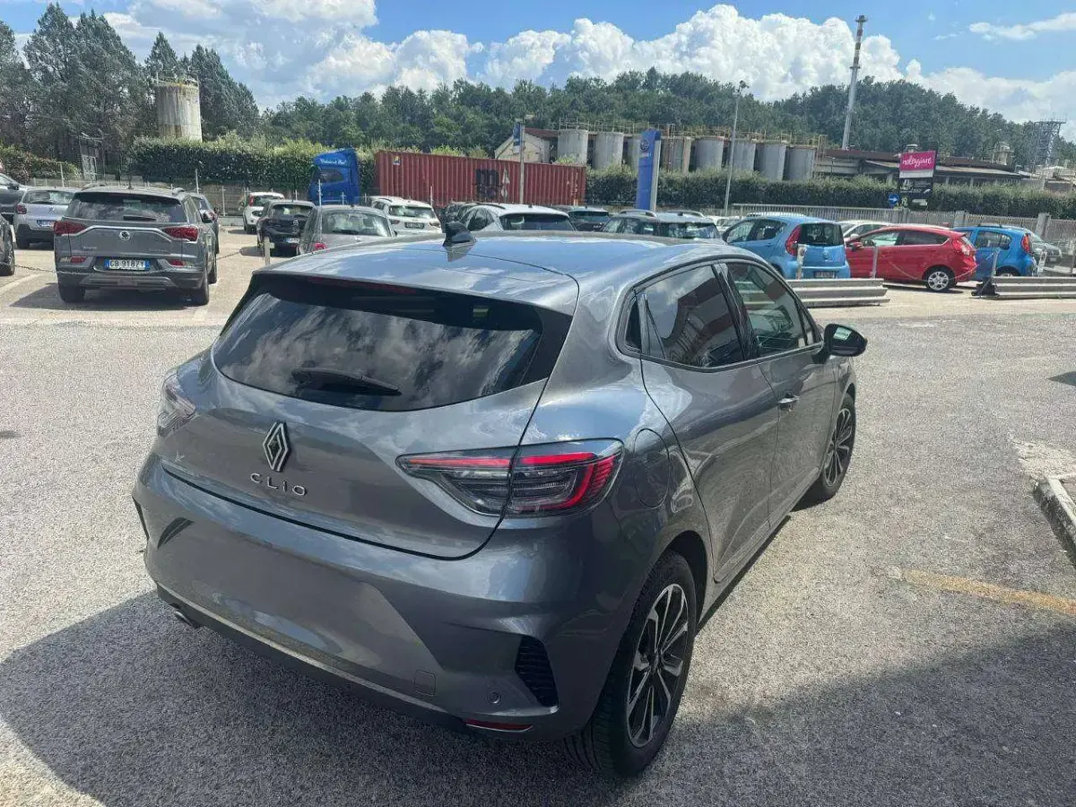 Usata Renault Clio V Techno 101 CV (74 kW) 2024 Grigio Berlina