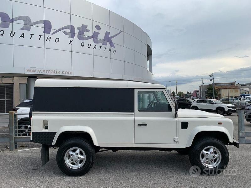 Usata Land Rover Defender 122 CV (89 kW) 2010 Bianco pastello SUV