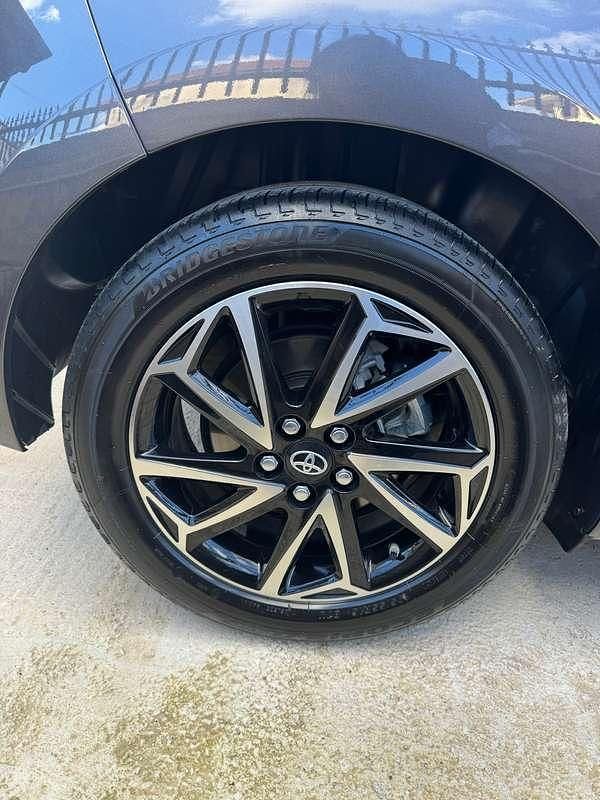 Usata Toyota Yaris Hybrid Trend 92 CV (67 kW) 2023 Grigio Berlina