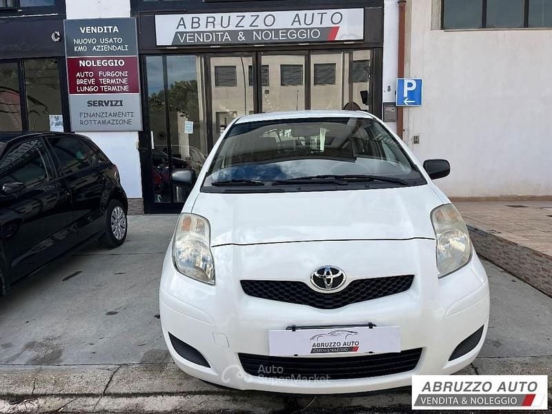 Bianco Usata 2011 Toyota Yaris Active Due volumi | 5900 € (Buon prezzo) - Immagine 1/4