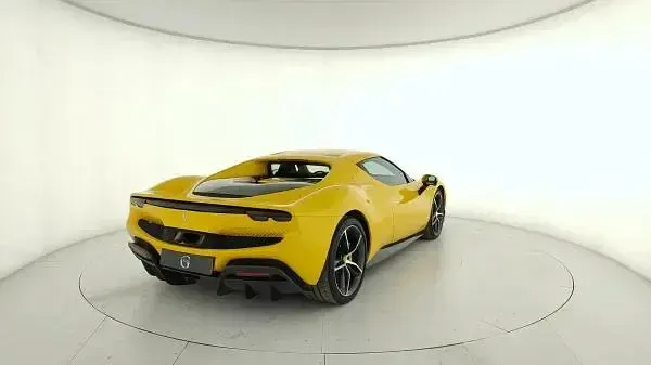 Usata Ferrari 296 664 CV (488 kW) 2022 Giallo modena Coupé