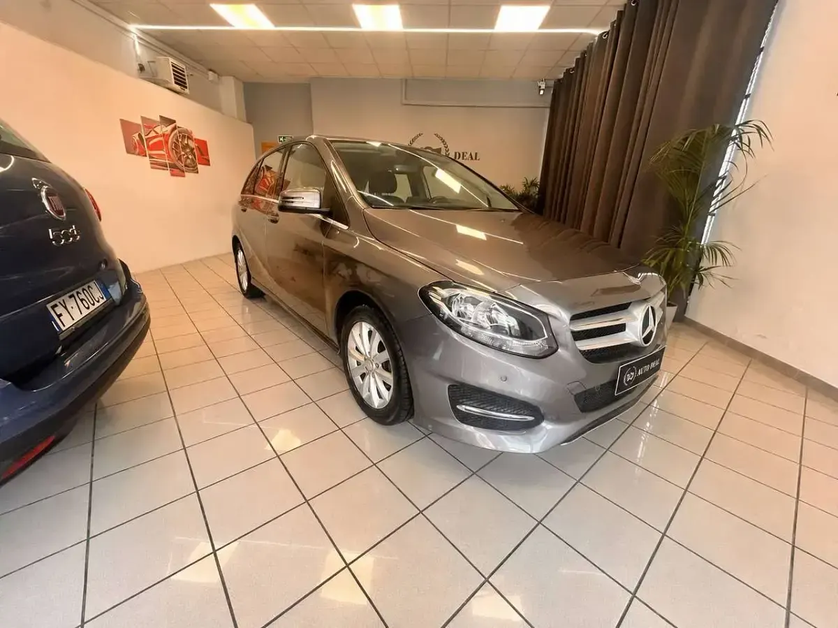 Usata Mercedes B180 Business 109 CV (80 kW) 2016 Arancione Utilitaria