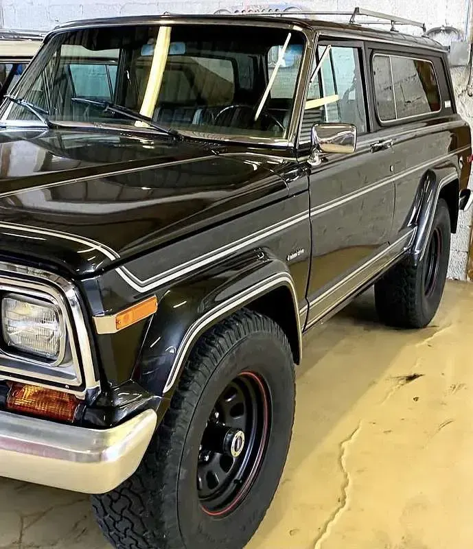 Second-hand Jeep Cherokee Laredo 65 CP (47 kW) 1980 Negru SUV