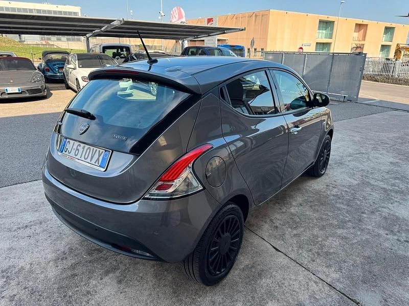 Usata Lancia Ypsilon Silver 69 CV (50 kW) 2022 Grigio Utilitaria