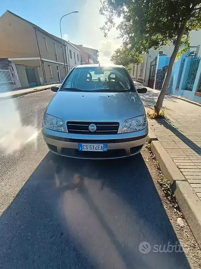 Begagnad Fiat Punto 69 HK (50 kW) 2004 Grå Halvkombi