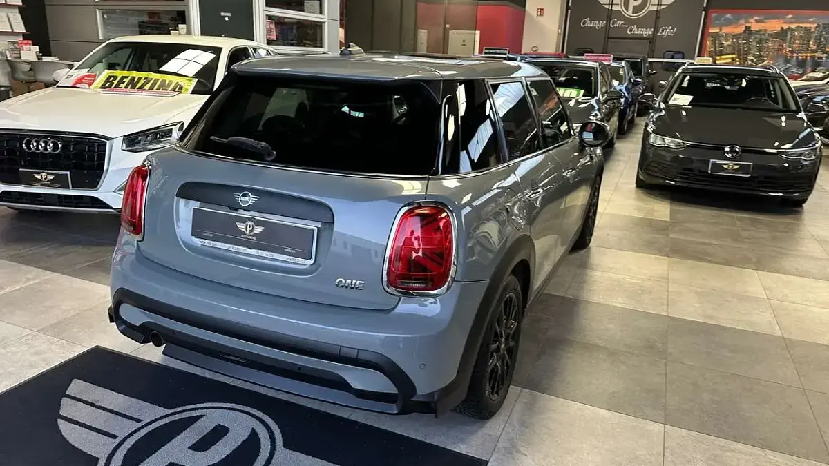 Usata Mini ONE Classic 75 CV (55 kW) 2021 Moonwalk grey metallizzato Utilitaria