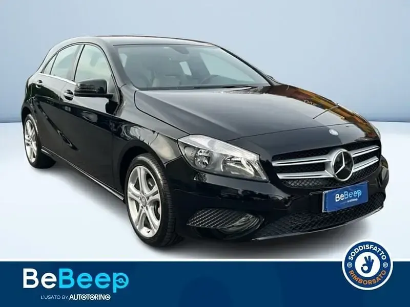 Usata Mercedes A180 122 CV (89 kW) 2013 Nero pastello Berlina