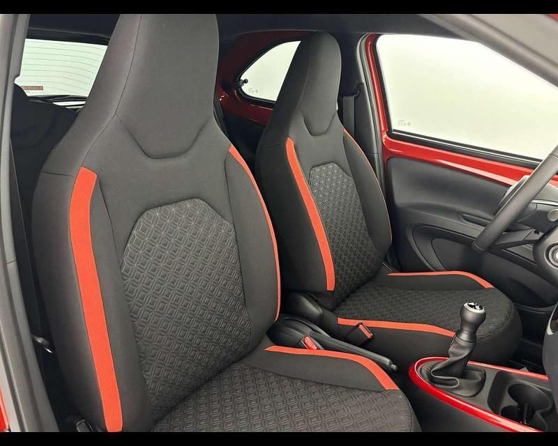 Nuova Toyota Aygo X Trend 72 CV (52 kW) 2025 Chili red & black met SUV